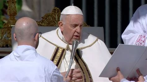 Pope at Easter: Pray for Ukrainian, Russian people, refugees